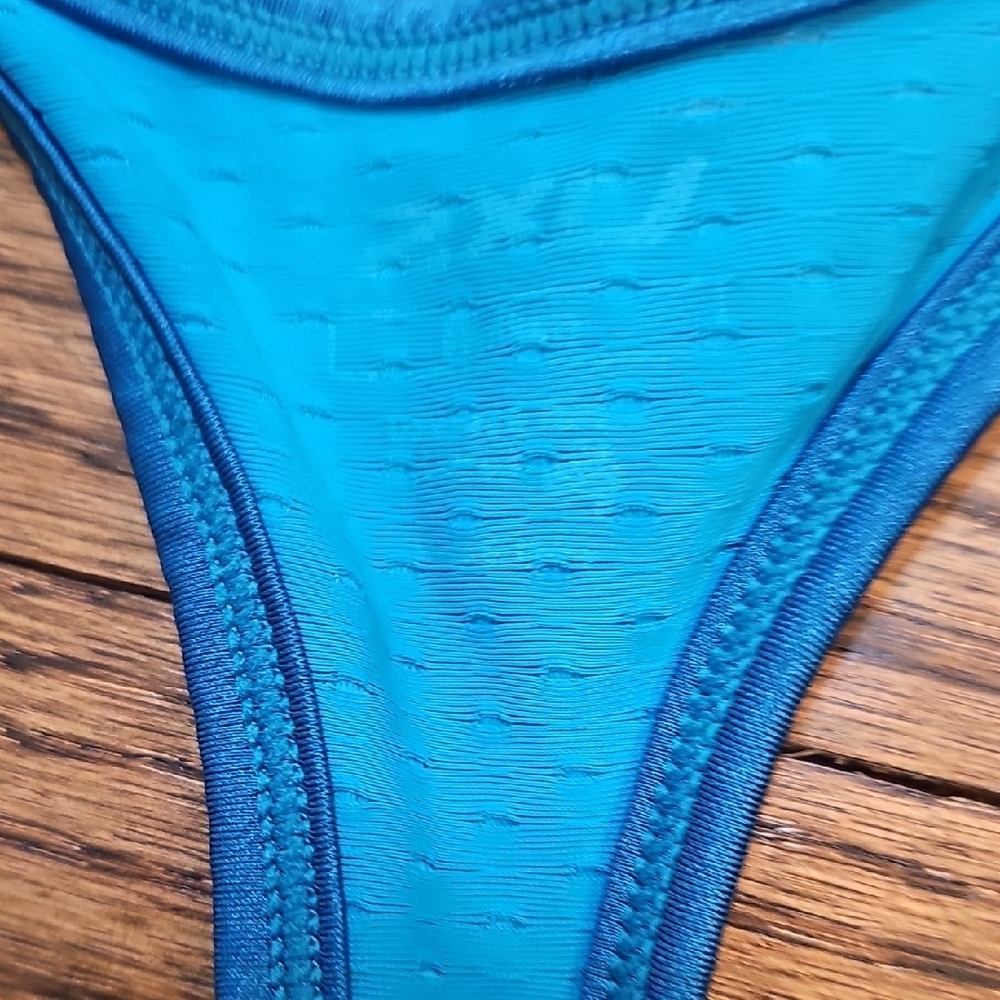 2XU Vibrant Blue Sports Bra - Picture 4 of 7